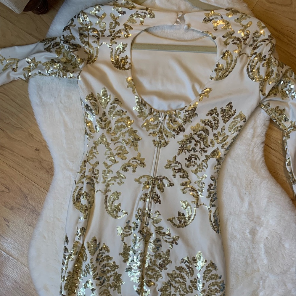 WHITE AND GOLD EMBROIDER PARTY DRESS. SIZE 1/2 BOUGHT IN MACYS GOWNS PERFECT CON